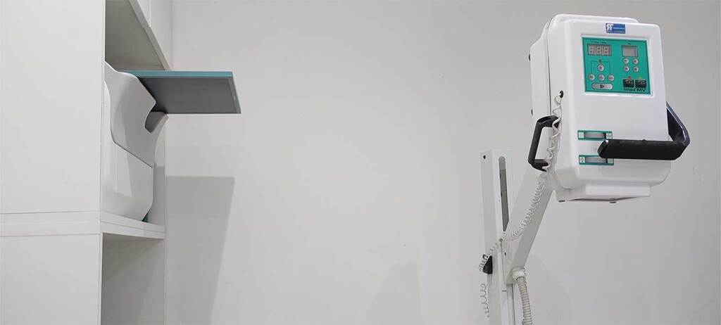 imagen mostrando una maquina de rayos x y un escaner de imágen.