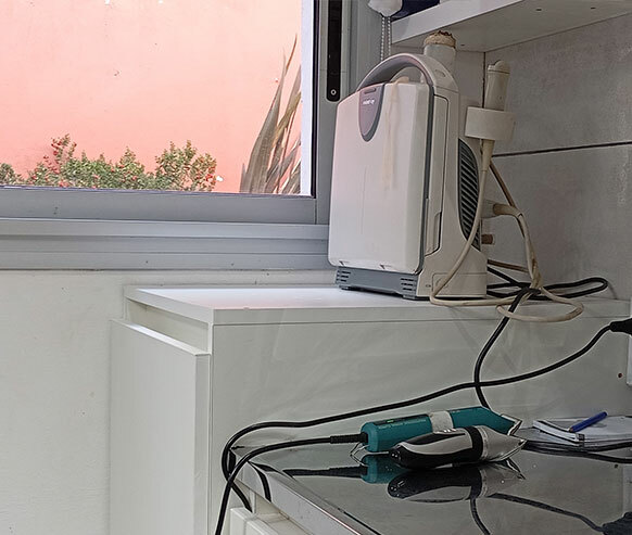 ecógrafo apagado arriba de una mesada.